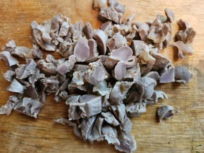 Švelnūs vištienos skrandžiai grietinės padaže Žingsnis 1