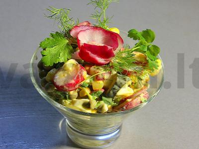 Salotas su kukurūzais ir žirneliais pagrindine nuotrauka