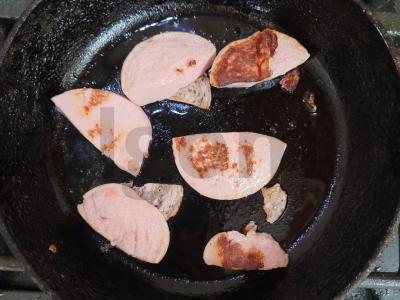 Kiaušinienė su dešra ir česnako druska pusryčiams Žingsnis 1