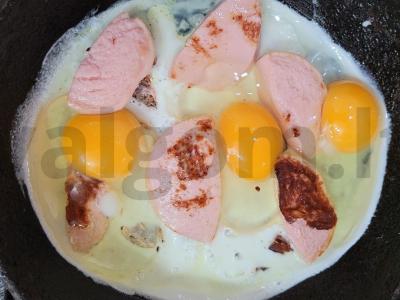 Kiaušinienė su dešra ir česnako druska pusryčiams Žingsnis 2