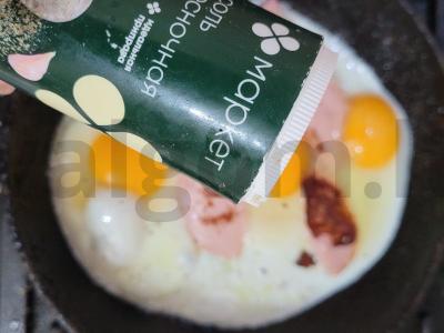 Kiaušinienė su dešra ir česnako druska pusryčiams Žingsnis 3