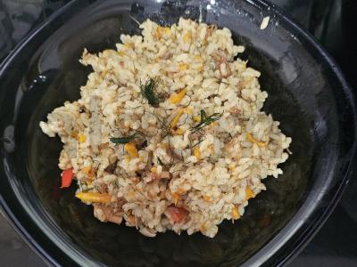 Birus plovas su daržovėmis ir troškinta mėsa pagrindine nuotrauka