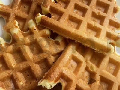 Vafliai su vyšnių sultimis ir obuoliu pagrindine nuotrauka