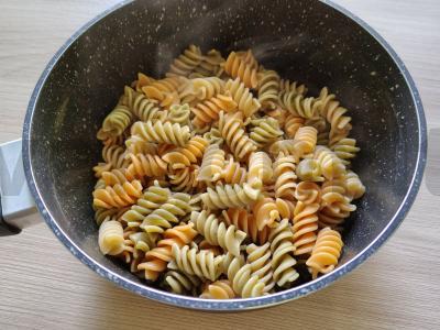 Šiltas salotas su makaronais ir konservuota skumbrė Žingsnis 1