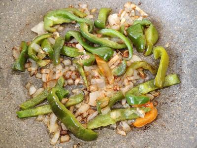 Šiltas salotas su makaronais ir konservuota skumbrė Žingsnis 2