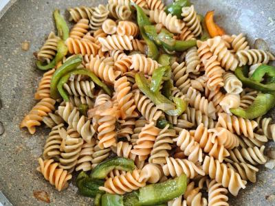 Šiltas salotas su makaronais ir konservuota skumbrė Žingsnis 3