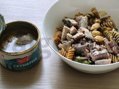 Šiltas salotas su makaronais ir konservuota skumbrė Žingsnis 4