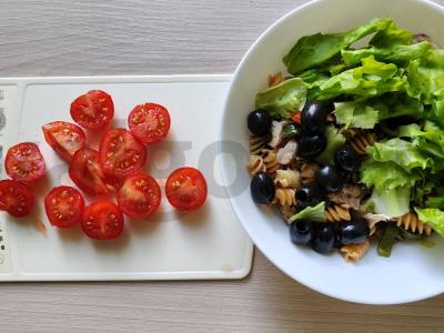 Šiltas salotas su makaronais ir konservuota skumbrė Žingsnis 5