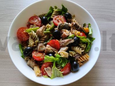 Šiltas salotas su makaronais ir konservuota skumbrė Žingsnis 6