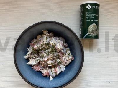 Baltymų salotas su vištiena ir pupelėmis pagrindine nuotrauka