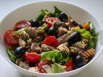 Šiltas salotas su makaronais ir konservuota skumbrė pagrindine nuotrauka