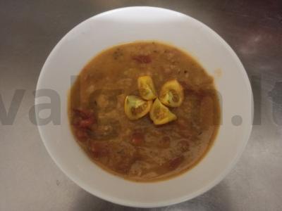 Žirnių piurė su pomidoru ir svogūnu pagrindine nuotrauka