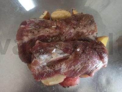 Keptas jaunas bulvės su kiaulienos šonkauliais Žingsnis 3