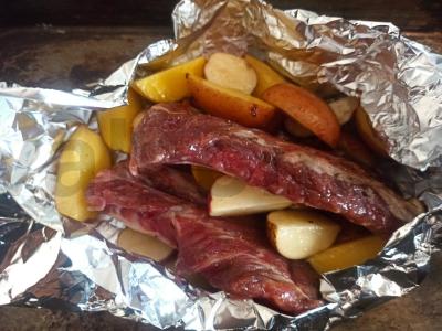 Keptas jaunas bulvės su kiaulienos šonkauliais Žingsnis 4