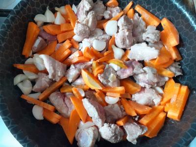 Troškinti daržovės su kiauliena ir prieskoniais Žingsnis 4