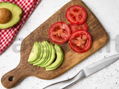 Viso grūdo tostai su avokadu ir pomidoru Žingsnis 1