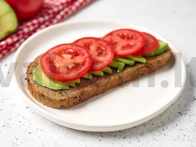 Viso grūdo tostai su avokadu ir pomidoru Žingsnis 2