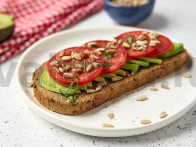 Viso grūdo tostai su avokadu ir pomidoru pagrindine nuotrauka