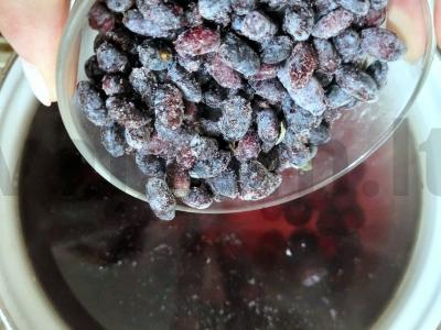 Naudingas kompotas su šilauogėmis, vyšniomis, erškėtrožėmis ir gervuogėmis Žingsnis 2