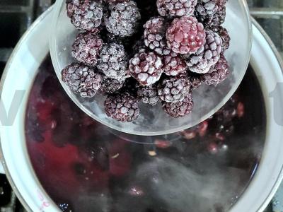 Naudingas kompotas su šilauogėmis, vyšniomis, erškėtrožėmis ir gervuogėmis Žingsnis 3