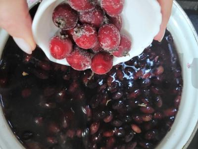 Naudingas kompotas su šilauogėmis, vyšniomis, erškėtrožėmis ir gervuogėmis Žingsnis 4