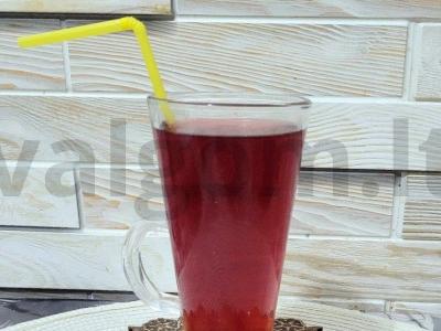 Naudingas kompotas su šilauogėmis, vyšniomis, erškėtrožėmis ir gervuogėmis pagrindine nuotrauka