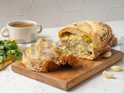 Česnakinis duona su pesto ir sūriu pagrindine nuotrauka