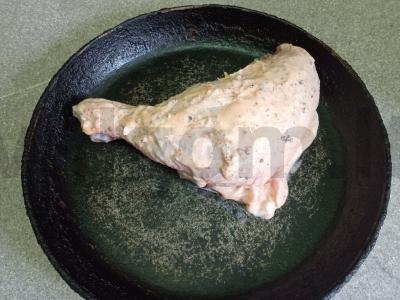 Keptas vištienos šlaunelė grietinės marinate su garnyru Žingsnis 3