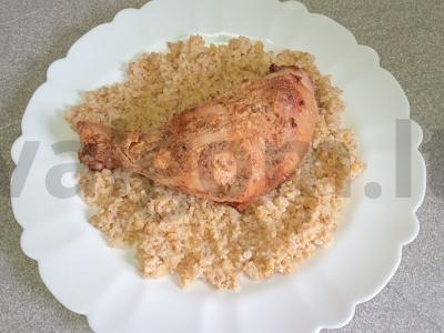 Keptas vištienos šlaunelė grietinės marinate su garnyru Žingsnis 6