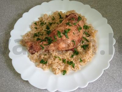 Keptas vištienos šlaunelė grietinės marinate su garnyru pagrindine nuotrauka