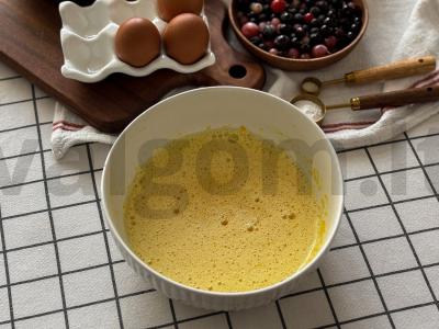 Pyragas su šaldytomis uogomis ir grietine Žingsnis 2