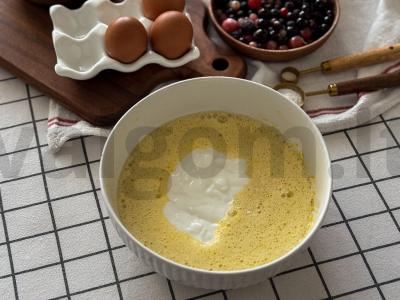 Pyragas su šaldytomis uogomis ir grietine Žingsnis 3