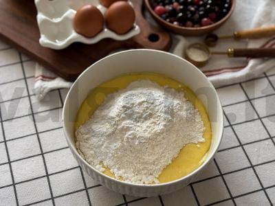 Pyragas su šaldytomis uogomis ir grietine Žingsnis 4