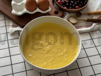 Pyragas su šaldytomis uogomis ir grietine Žingsnis 5