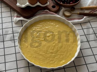 Pyragas su šaldytomis uogomis ir grietine Žingsnis 6