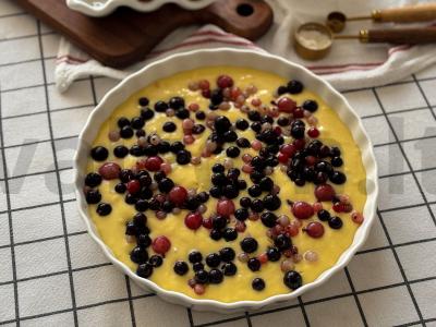 Pyragas su šaldytomis uogomis ir grietine Žingsnis 7