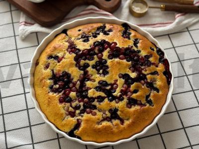 Pyragas su šaldytomis uogomis ir grietine pagrindine nuotrauka