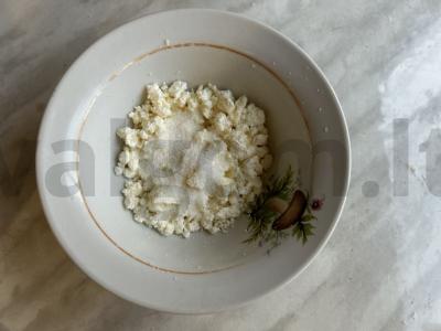 Sluoksniuotos tešlos konvertukai su varške ir obuoliais Žingsnis 1