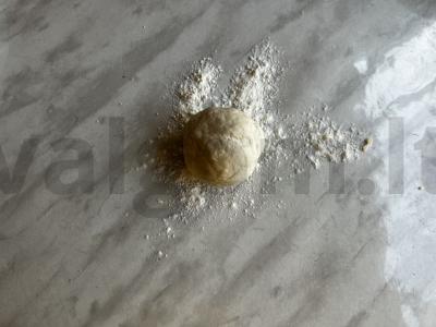 Sluoksniuotos tešlos konvertukai su varške ir obuoliais Žingsnis 4