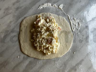 Sluoksniuotos tešlos konvertukai su varške ir obuoliais Žingsnis 6