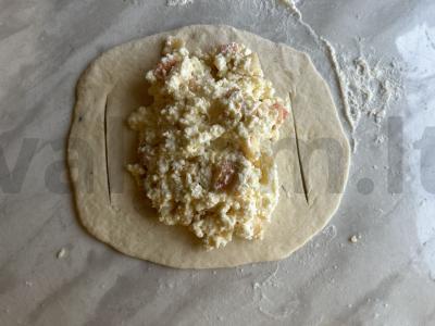 Sluoksniuotos tešlos konvertukai su varške ir obuoliais Žingsnis 7