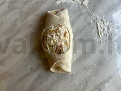 Sluoksniuotos tešlos konvertukai su varške ir obuoliais Žingsnis 8