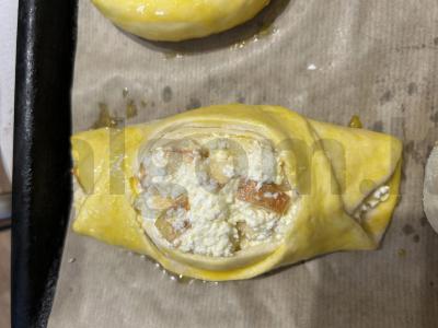 Sluoksniuotos tešlos konvertukai su varške ir obuoliais Žingsnis 9