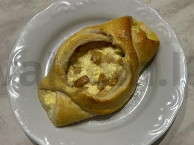 Sluoksniuotos tešlos konvertukai su varške ir obuoliais pagrindine nuotrauka