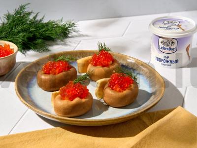 Užkandis su blynai ir ikrais pagrindine nuotrauka