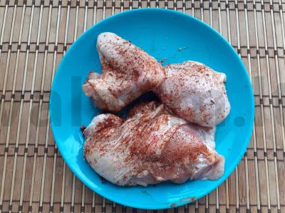 Švelnus troškintas vištienos su prieskoniais Žingsnis 1