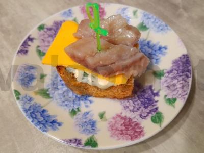 Sumuštinis su sūriu ir silke pagrindine nuotrauka