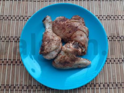 Švelnus troškintas vištienos su prieskoniais pagrindine nuotrauka