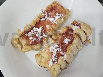 Šviesios pyragaitės su aviečių džemu per 35 minutes pagrindine nuotrauka