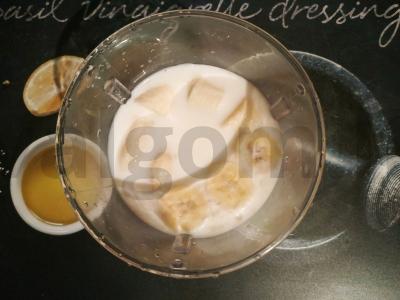 Bananų kokteilis su saldžiuoju pienu Žingsnis 1